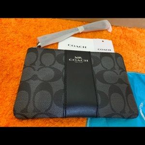 ❌ SOLD ❌ New Coach Authentic Corner Zip Wristlet